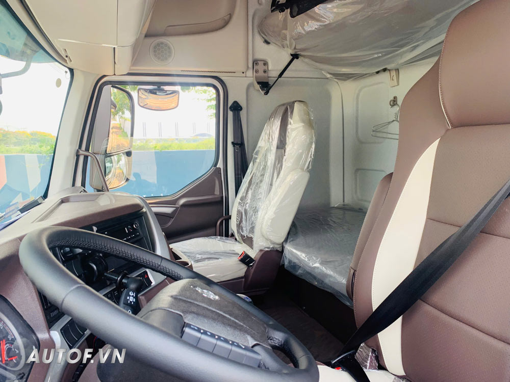 ChengLong 4 chân H7 330HP thùng mui bạt 9.7m